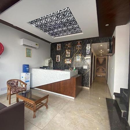 Hotel Hollywood Zirakpur Экстерьер фото