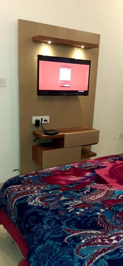 Hotel Hollywood Zirakpur Экстерьер фото