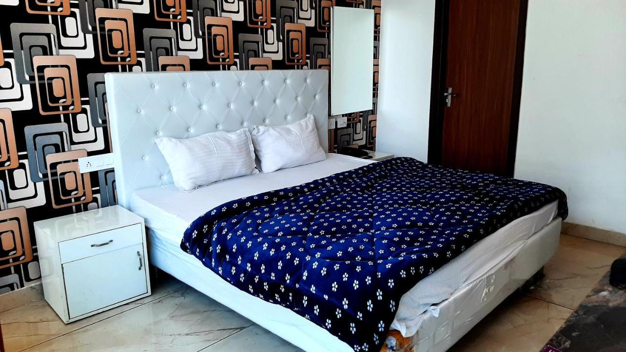 Hotel Hollywood Zirakpur Экстерьер фото