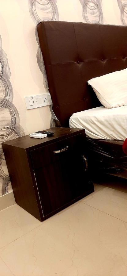 Hotel Hollywood Zirakpur Экстерьер фото