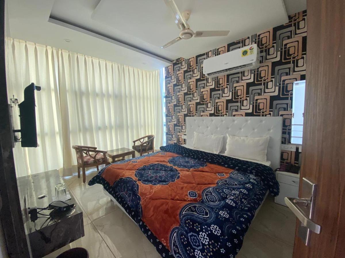 Hotel Hollywood Zirakpur Экстерьер фото