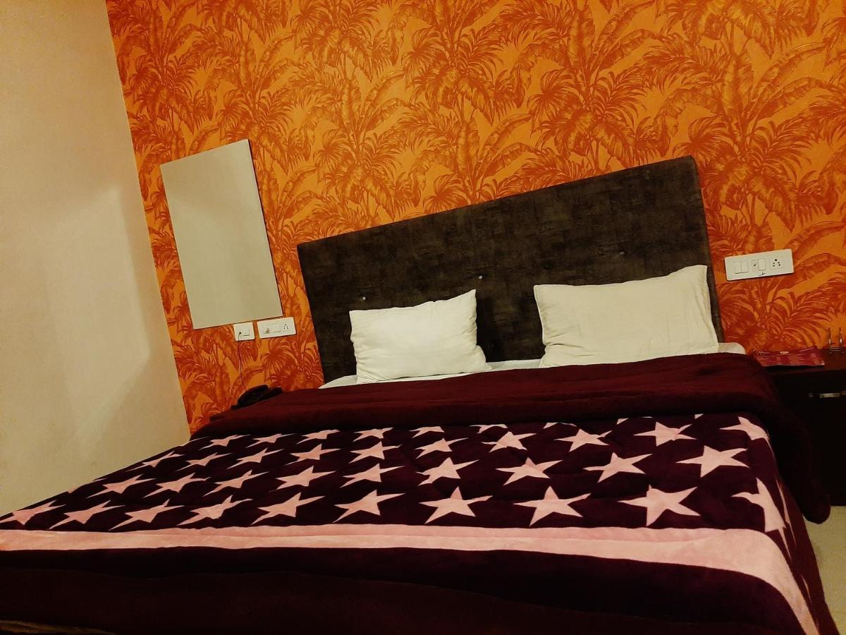 Hotel Hollywood Zirakpur Экстерьер фото