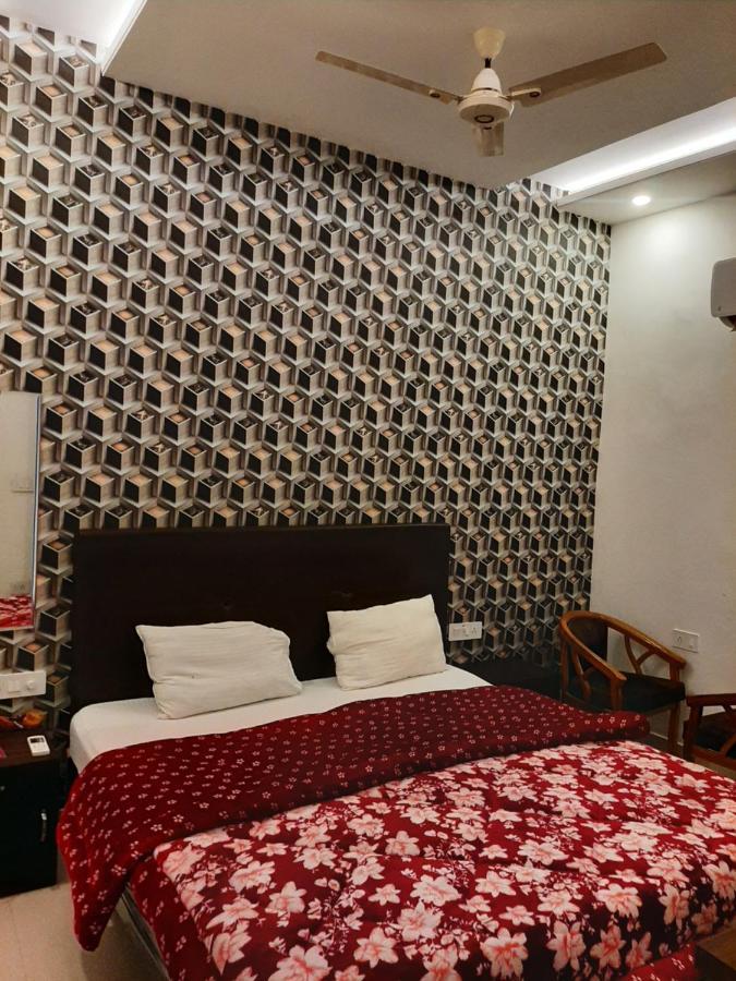 Hotel Hollywood Zirakpur Экстерьер фото