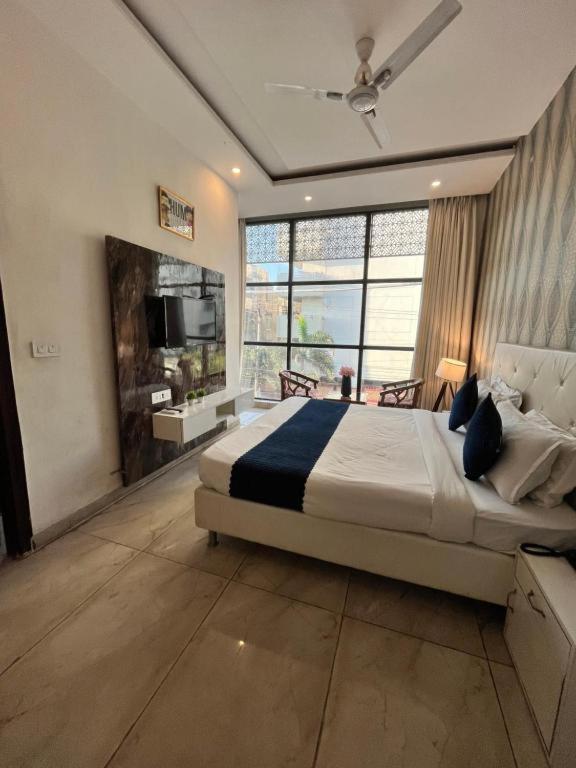 Hotel Hollywood Zirakpur Экстерьер фото