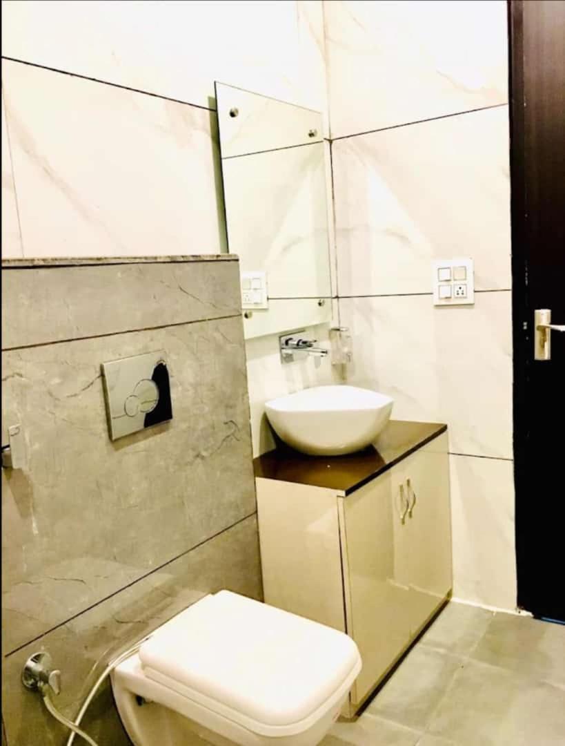 Hotel Hollywood Zirakpur Экстерьер фото