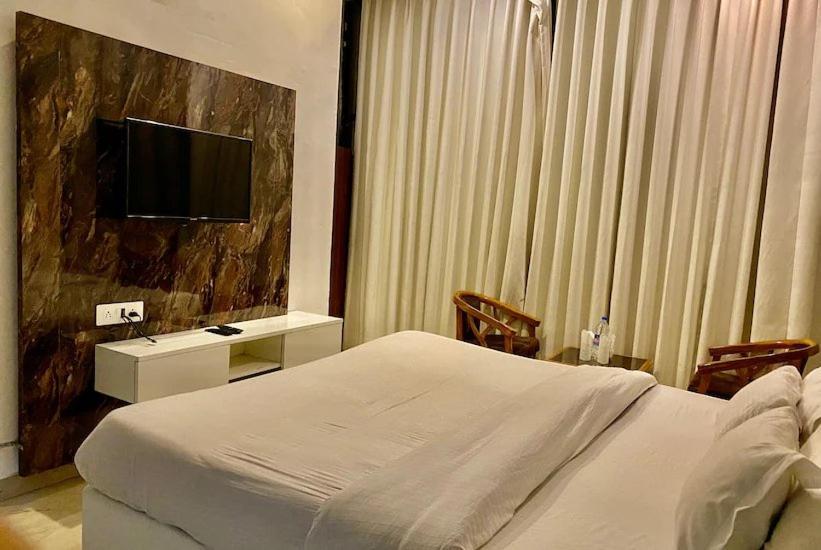 Hotel Hollywood Zirakpur Экстерьер фото